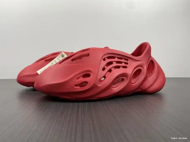 hype CW3355 Red Yeezy Adidas Foam 0608